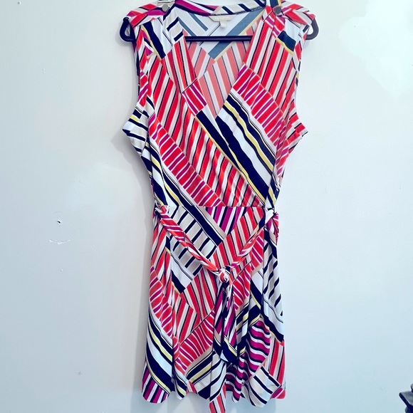 Banana Republic Dresses & Skirts - Banana Republic Sleeveless V-Neck Spring Dress